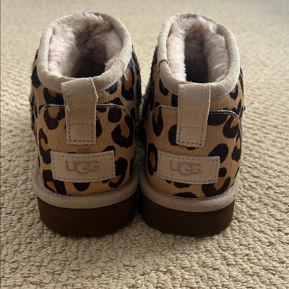 UGG Minis Leopard Pattern Boots with Cozy Lining - Picture 2 of 4